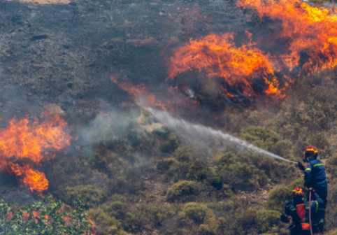 Incendii puternice în Halkidiki și Creta, unde se află mii de români. Vacanțe distruse, turiști evacuați de urgență