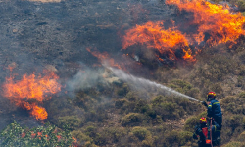 Incendii puternice în Halkidiki și Creta, unde se află mii de români. Vacanțe distruse, turiști evacuați de urgență
