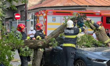 Dezastru după furtuna din București: Acoperișuri smulse, copaci căzuți pe mașini. O femeie de 49 de ani a murit în Otopeni