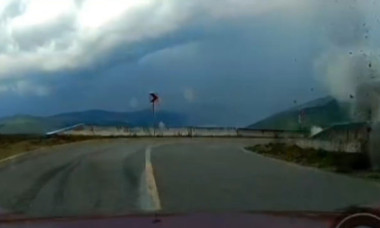 Momentul în care un trăsnet lovește fix lângă o mașină, pe Transalpina. Vremea extremă a făcut ravagii în mai multe zone din țară