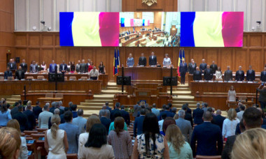 Reportaj. Cum s-a văzut din Parlament moțiunea împotriva Guvernului. Aleșii, cu aer de vacanță: „Ce mișto fac beculețele alea”