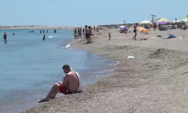 VIDEO Fenomen rar pe litoral: apa mării s-a răcit brusc, spre dezamăgirea turiștilor. „E ca în pârâiașele de munte, rece și dureroasă”