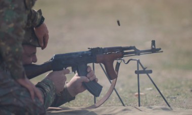 „Tehnologii învechite, calitate slabă”: Armata română renunță la Kalașnikov și anunță un program de înzestrare cu arme de tip NATO