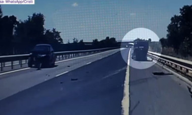 VIDEO Accident grav pe Autostrada Soarelui: Momentul în care o mașină se răstoarnă, după ce s-a izbit de un alt autoturism