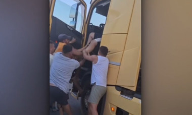 Un șofer de TIR a fost extras cu forța din cabină de partenerii de trafic, după ce a condus haotic și a blocat drumul