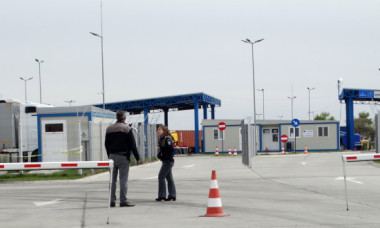 Românii sunt sfătuiţi să intre în Ucraina doar cu maşinile proprii. Care este explicația