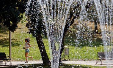 HARTĂ Cod roșu de caniculă în 15 județe și București. Temperaturi de până la 43°C și risc de furtuni. ANM a actualizat prognoza meteo
