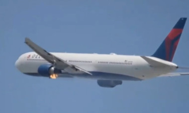 VIDEO Avion cu un motor în flăcări, imediat după decolare