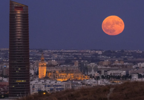 Luna Sturion, cea mai strălucitoare din august, își va face apariția pe cer două nopți consecutive. Când va putea fi admirată
