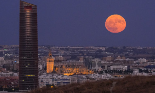 Luna Sturion, cea mai strălucitoare din august, își va face apariția pe cer două nopți consecutive. Când va putea fi admirată