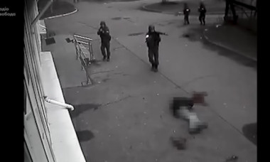 Momentul în care un civil din Bucea este executat în stradă de către ruși. Urmează jefuirea unui magazin. Vladimir Putin: „Provocări”