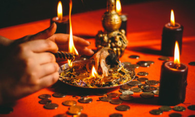 Două „vrăjitoare” din București, reținute după ce au înșelat o femeie cu peste 30.000 de euro pentru ritualuri „de împreunare”