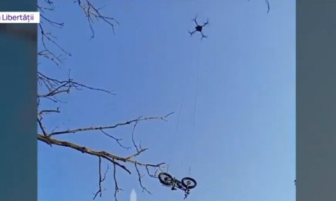 VIDEO „O poveste incredibilă”. Un soldat ucrainean înconjurat de ruși a fost salvat cu ajutorul unei biciclete electrice livrate cu dro