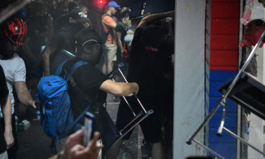 Scene de război în Serbia: manifestanții au devastat sediul partidului de guvernământ din Novi Sad. Zeci de răniți și arestați