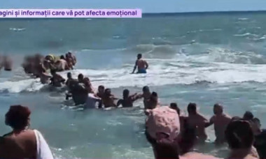 Scene șocante pe litoral: Lanț uman pentru salvarea unor turiști. Salvamarii sunt epuizați din cauza numărului mare de intervenții