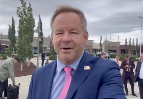 VIDEO Jurnalistul american care l-a întrebat pe Zelenski de ce nu poartă costum a primit un cadou de la delegația rusă venită în Alaska