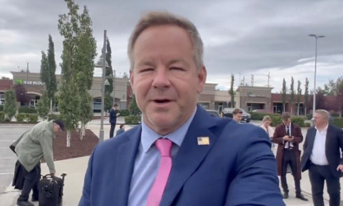 VIDEO Jurnalistul american care l-a întrebat pe Zelenski de ce nu poartă costum a primit un cadou de la delegația rusă venită în Alaska