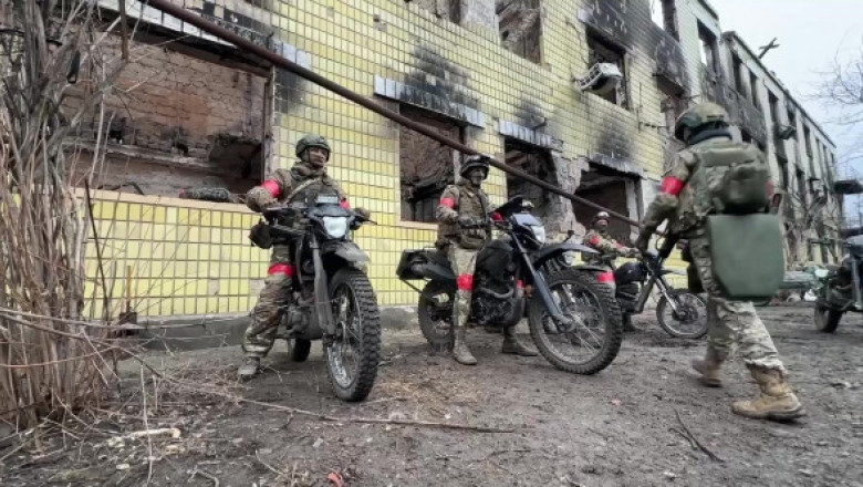 Cum reușește armata Rusiei să înainteze pe câmpul de luptă din Ucraina, deși a suferit pierderi uriașe