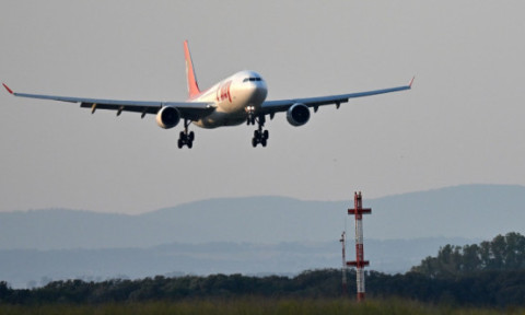 Ce s-a întâmplat cu un avion plin cu ruși, care a aterizat de urgență în Estonia, după un atac cu drone