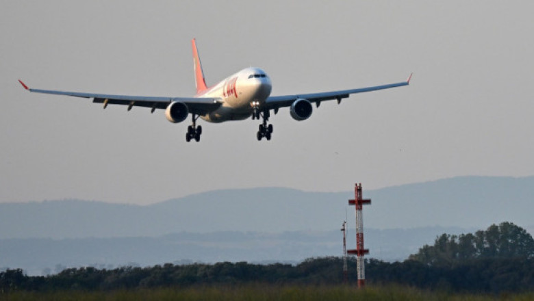 Ce s-a întâmplat cu un avion plin cu ruși, care a aterizat de urgență în Estonia, după un atac cu drone