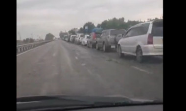 Rușii stau la cozi kilometrice pentru a putea cumpăra benzină. Cum s-a ajuns în această situație