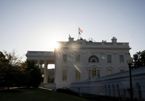 VIDEO Imagini virale cu un obiect aruncat pe fereastra Casei Albe stârnesc un val de conspirații. Trump contrazice explicațiile oficial