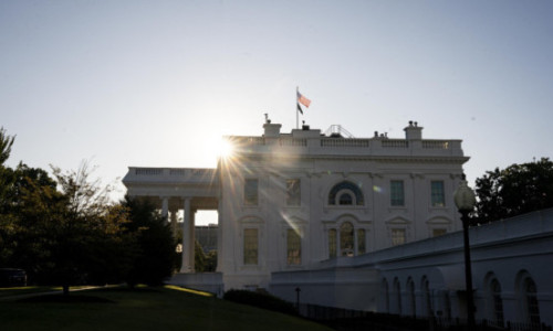 VIDEO Imagini virale cu un obiect aruncat pe fereastra Casei Albe stârnesc un val de conspirații. Trump contrazice explicațiile oficial