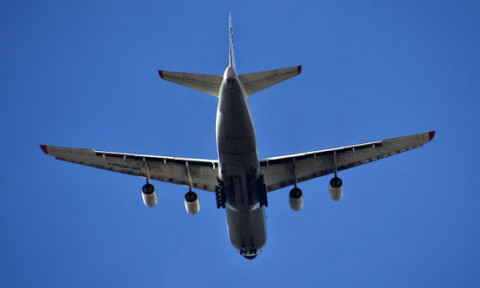 Șapte oameni s-au luat la bătaie într-un avion, înainte de aterizarea pe Otopeni. De la ce a pornit scandalul