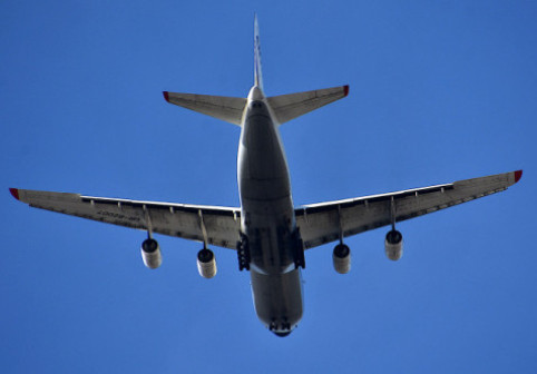 Șapte oameni s-au luat la bătaie într-un avion, înainte de aterizarea pe Otopeni. De la ce a pornit scandalul
