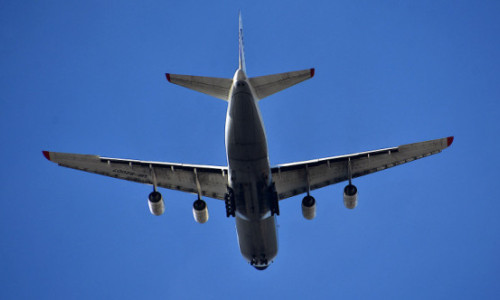 Șapte oameni s-au luat la bătaie într-un avion, înainte de aterizarea pe Otopeni. De la ce a pornit scandalul