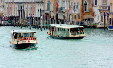 „Nu mai înotați în canalele noastre! Și puneți ceva pe voi!” Româncă expulzată din Veneția din cauză că s-a scăldat în Canal Grande
