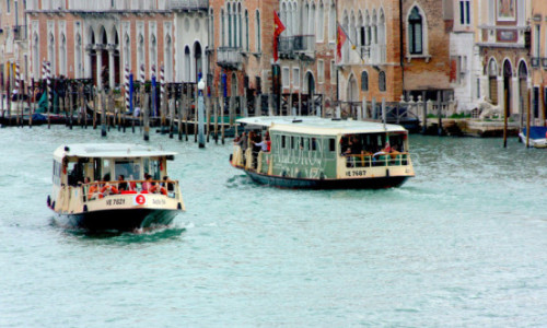 „Nu mai înotați în canalele noastre! Și puneți ceva pe voi!” Româncă expulzată din Veneția din cauză că s-a scăldat în Canal Grande
