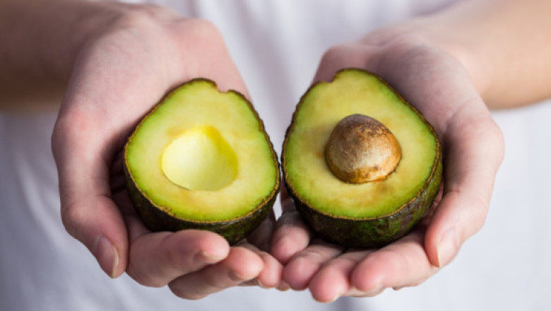 „Avocado mănâncă ei, noi n-avem bani nici de pufuleți”. Reacția unui român la supărarea ministrului Agriculturii