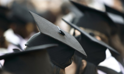 VIDEO Burse de merit de 1.000 de euro, lăsate ca testament de doi profesori universitari din Iași. Șef de promoție: „O voi dona soției”