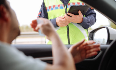 Când sunt obligatorii cauciucurile de iarnă. Șoferii riscă amenzi și reținerea certificatului de înmatriculare dacă nu le montează