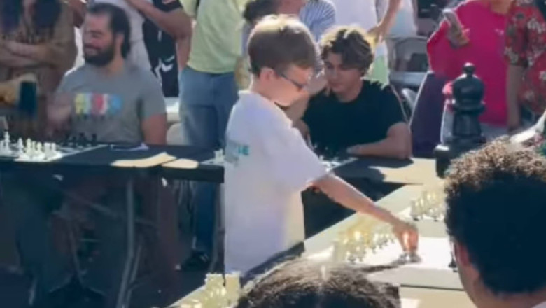 VIDEO Copilul-fenomen cu origini românești: Luca Protopopescu a înfruntat simultan 12 adversari la șah. Când a început să joace
