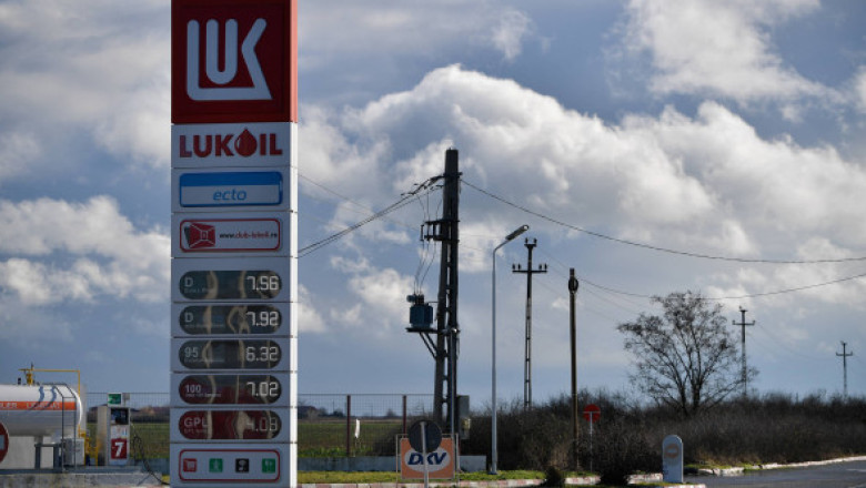 Lukoil își vinde activele străine după sancțiunile impuse de SUA. Cu cât ar putea scădea veniturile și profiturile companiei