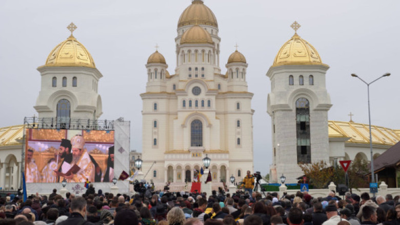 Incidente la Catedrala Mântuirii Neamului. Supărați pe pauza de curățenie, oamenii care așteptau de ore întregi au rupt rândurile