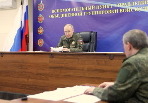 Putin poartă din nou haine militare: Ar putea exista trei motive pentru asta (Focus)