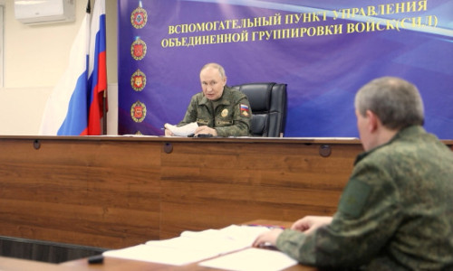 Putin poartă din nou haine militare: Ar putea exista trei motive pentru asta (Focus)