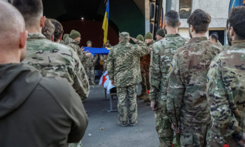 Gafă mortală a armatei ucrainene. Piloți de elită au fost uciși de o rachetă balistică în timp ce erau decorați în aer liber