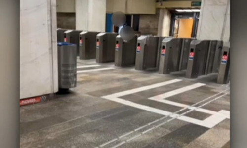 Incident violent la metrou: un paznic a fost lovit cu pumnul de un călător. Poliția s-a autosesizat după ce imaginile au ajuns online