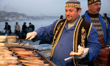 O turistă din Germania și cei doi copii ai săi au murit la Istanbul după ce au consumat mâncare preparată pe stradă. Soțul ei, la ATI