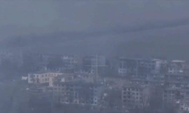 Imagini apocaliptice din Ucraina. Momentul în care o bombă spulberă un întreg bloc de locuințe în „Orașul păcii”