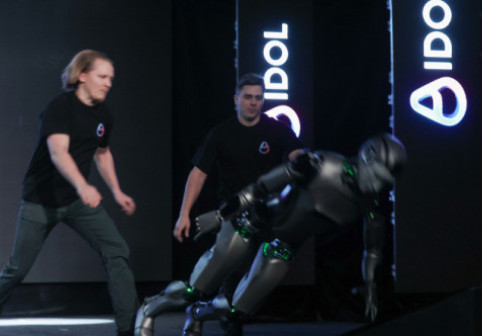 Rusia și-a prezentat primul robot umanoid cu AI. A intrat triumfal pe scenă, dar a căzut în cap după doar 15 secunde