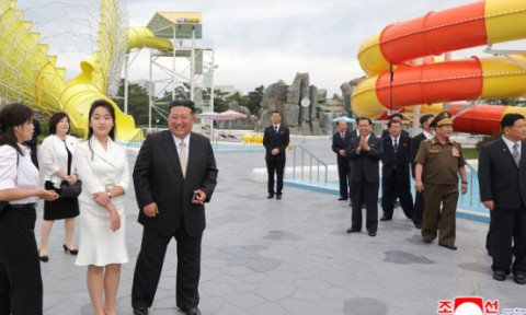 Noii bogați din Coreea de Nord își cumpără parfumuri Chanel și haine de blană care costă cât o casă