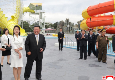 Noii bogați din Coreea de Nord își cumpără parfumuri Chanel și haine de blană care costă cât o casă