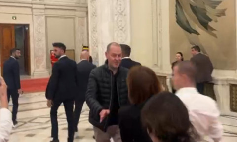 VIDEO Imagini revoltătoare. Ofițerul de presă de la Guvern împinge jurnaliștii care vor să-i adreseze întrebări premierului Bolojan