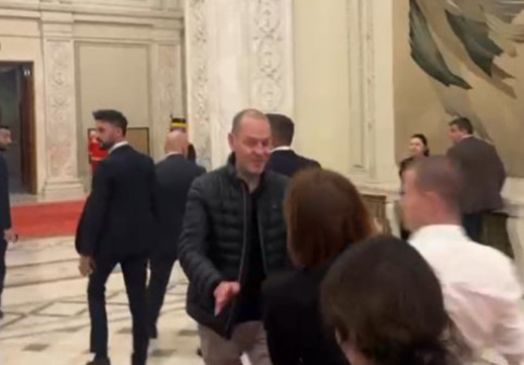 VIDEO Imagini revoltătoare. Ofițerul de presă de la Guvern împinge jurnaliștii care vor să-i adreseze întrebări premierului Bolojan