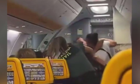 VIDEO O luptătoare MMA a bătut doi polițiști spanioli care voiau să o dea jos din avion. Oamenii legii au fost internați în spital